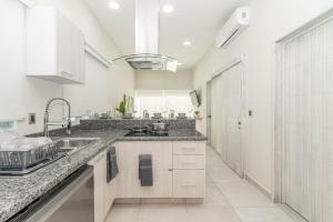 2 BD with Balcony, Rooftop Pool, Hot Tub, Gym