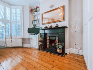 The Clapham 2-Bedroom Flat with Private Patio