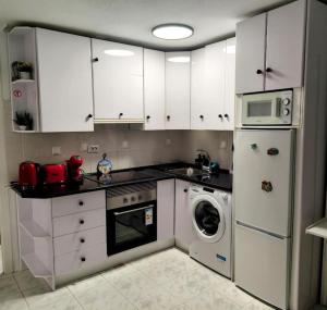 Calle Pedro Lorca Spacious Studio near Del Cura Beach , seafront with many reastoraunts, supermarket Masymas and pharmacy 24h