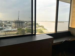 Suite moderna con vista a la ciudad y al río en Puerto Santa Ana