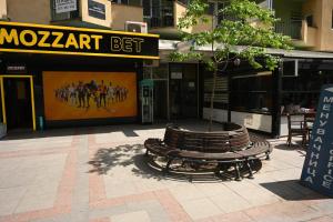 Cinema Vardar Apartment, Downtown - Pedestrian Zone, Fully Air-Conditioned, FREE PARKING
