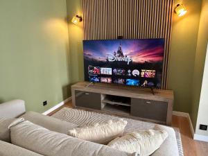 Sweet and comfy in Hyper City center with Netflix, Prime and Disney Plus included