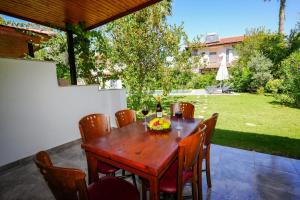 Villa Misli - red green