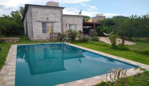 casa con kincho y pileta en Vaqueros, 2 dormitorios