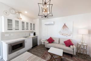 Elegant Courtyard Cottage Ruby