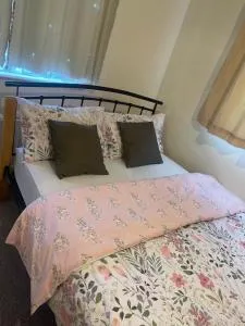 Double bedroom with continental Breakfast and bathroom - Chesterton