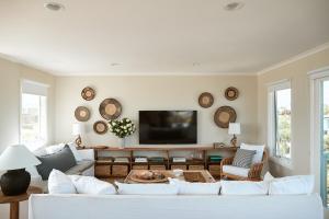 Tyntynder Coastal Beach House with Panoramic Views and Stunning Sunsets