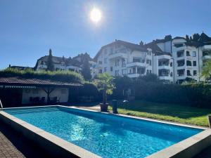 modern lakeside flat with pool access - 80m2