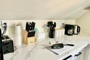 Charming & Bright Gem Prime Location Street Parking with AC