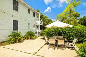 East Hill Retreat Near Beaches & Downtown