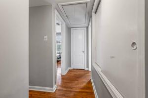 East Hill Retreat Near Beaches & Downtown