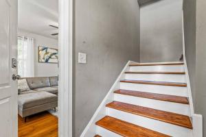 East Hill Manor with 2 Kitchens Near Beach & Downtwn