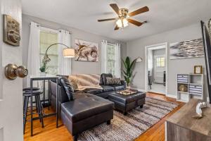 East Hill Manor with 2 Kitchens Near Beach & Downtwn