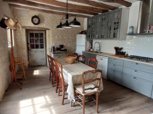 Maisons de vacances Gite de charme avec jardin au coeur des chateaux, WiFi, parking inclus - FR-1-381-543 : photos des chambres