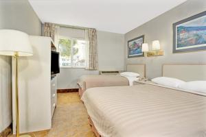 Queen Room with Two Queen Beds - Non-Smoking room in Travelodge by Wyndham Mill Valley/Sausalito