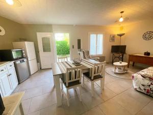 Maisons de vacances Gite charmant a Montbazon avec terrasse, jardin et parking - FR-1-381-599 : photos des chambres