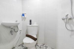 Minimalist and Homey Studio at Amartha View Apartment By Travelio