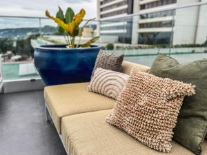 The Suite- Luxurious City Skyline