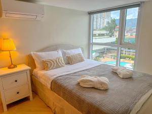 The Suite- Luxurious City Skyline