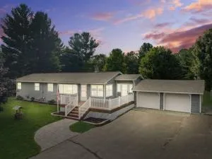 TRAVERSE CITY RETREAT with Hot tub Games Pets - Solon