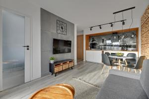 Waterlane Island - Riverview Pool, SPA & Gym by Downtown Apartments