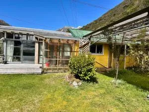 Basic Bach, Holiday Home in the Mountains - Otira