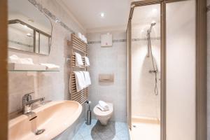 Twin Room with Shared Bathroom room in Hotel Cristallina