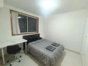 Spacious Queen Room in Large, Two Story Home - GB - Merrylands