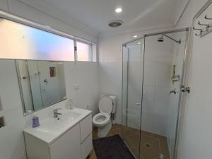 Spacious Queen Room in Large, Two Story Home - GB