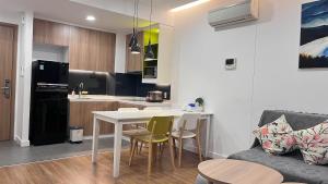 Căn Hộ 1 Phòng Ngủ Nhìn Ra Hồ Bơi (One-Bedroom Apartment with Pool View)