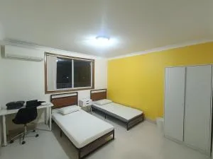 Twin Room in Spacious Two Story Home Ideal for Friends or Travellers - GD - Merrylands