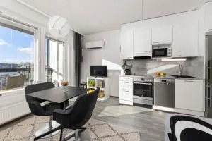 Valoisa huoneisto parvekkeella ja järvinäköalalla - Janakkala