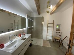 Maisons de vacances MAS ENTIEREMENT RENOVE, a SALAZAC, Le Mas des Deux Vallees, 4 CHAMBRES, 8 personnes avec Piscine privee : photos des chambres