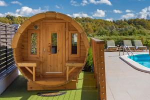 Luksuzna drvena kuća Babylonica sa bazenom,teniskim terenom i wellnesom