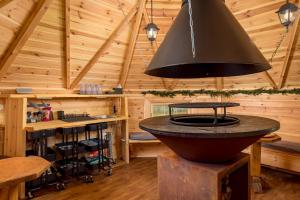 Luksuzna drvena kuća Babylonica sa bazenom,teniskim terenom i wellnesom