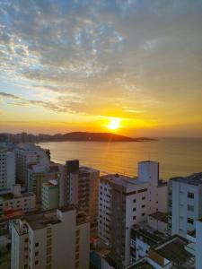 PRAIA DO MORRO DESLUMBRANTE VISTA MAR, apto novo e moderno, a uma quadra da praia, redes de proteção, quartos com ar condicionado, roupas de cama e banho, TV 65, internet, Sky, prédio com piscina, portaria 24 horas e 2 vagas