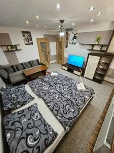 Apartmán WOLF luxusné ubytovanie z výhľadom v Považskej Bystrici Tichá lokalita Bezproblemové parkovanie Všetko na blizku Vhodne pre pracovne cesty aj turistiku Plne vybavena kuchyňa - 普霍夫