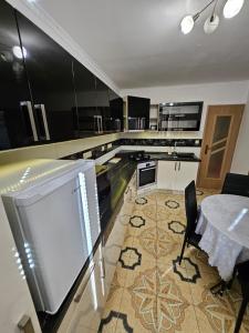 APARTMAN WOLF Luxusné priestranné ubytovanie s Výhľadom na hory s Bezplatným Parkovaním Veľkou plochou TV Rýchlym Optickým Internetom Priamo v PB Tichá lokalita Všetko na blízku Vhodné pre Rodinu Skupinu Pracovné cesty aj Turistiku Plne