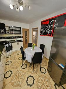 APARTMAN WOLF Luxusné priestranné ubytovanie s Výhľadom na hory s Bezplatným Parkovaním Veľkou SMART TV Rýchlym Optickým Internetom Priamo v PB Tichá lokalita Všetko na blízku Vhodné pre Rodinu Skupinu Pracovné cesty aj Turistiku Plne v