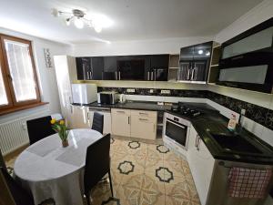 APARTMAN WOLF Luxusné priestranné ubytovanie s Výhľadom na hory s Bezplatným Parkovaním Veľkou plochou TV Rýchlym Optickým Internetom Priamo v PB Tichá lokalita Všetko na blízku Vhodné pre Rodinu Skupinu Pracovné cesty aj Turistiku Plne