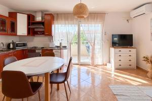 Hanna - 500m from the beach