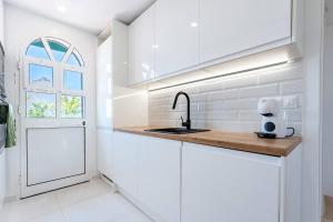 Few minutes walk to the Beach, Restaurants, Bars, Supermarkets and more!