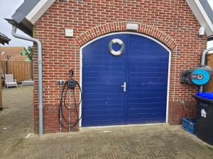 Strandhuisje achter de duinen.