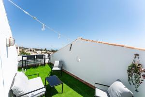 Few minutes walk to the Beach, Restaurants, Bars, Supermarkets and more!