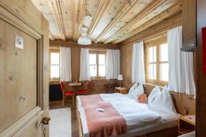 Arven Double Room room in Palazzo Mysanus Samedan