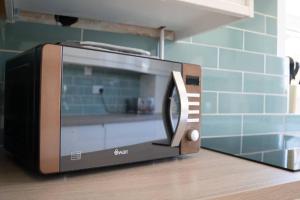 3 Bedroom home in Milton Keynes with Free Parking, WiFi and SKY TV