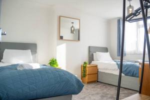 3 Bedroom home in Milton Keynes with Free Parking, WiFi and SKY TV