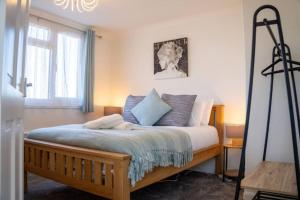 3 Bedroom home in Milton Keynes with Free Parking, WiFi and SKY TV