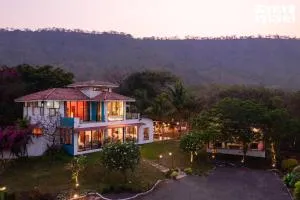 StayVista's House Below The Hill - A stylish Mountain-view villa with Pool and Games room - Vāshi