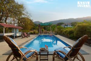 StayVistas House Below The Hill - A stylish Mountain-view villa with Pool and Games room